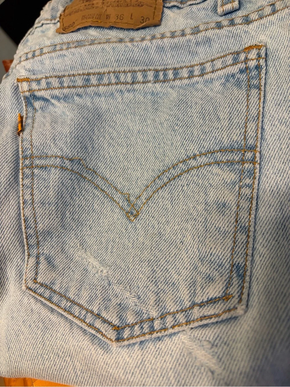 Vintage Levis 550 Relaxed Fit Tapered Leg Jeans Mens 36x30 Light Wash Blue 90s